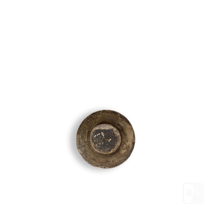 A parcel-gilt silver 'Buddhist guard' incense box and cover, Late Tang dynasty | 晚唐 局部銀鎏金鏨刻天王紋香寶子 - 图5
